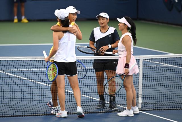 (260908) -- NEW YORK, Sept. 8, 2026 (Xinhua) -- Zhang Shuai (2nd L)/Jiang Xinyu (2nd R) greet Kato Miyu(1st R)/Wu Fang-Hsien after the women's doubles third round match between China's Zhang Shuai/Jiang Xinyu and Kato Miyu (Japan)/Wu Fang-Hsien (Chinese Taipei) at the 2026 US Open tennis championships in New York, the United States, Sept. 7, 2026. (Xinhua/Li Rui)