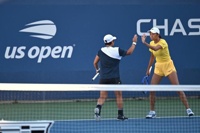 (260908) -- NEW YORK, Sept. 8, 2026 (Xinhua) -- Zhang Shuai (R)/Jiang Xinyu celebrate scoring during the women's doubles third round match between China's Zhang Shuai/Jiang Xinyu and Kato Miyu (Japan)/Wu Fang-Hsien (Chinese Taipei) at the 2026 US Open tennis championships in New York, the United States, Sept. 7, 2026. (Xinhua/Li Rui)