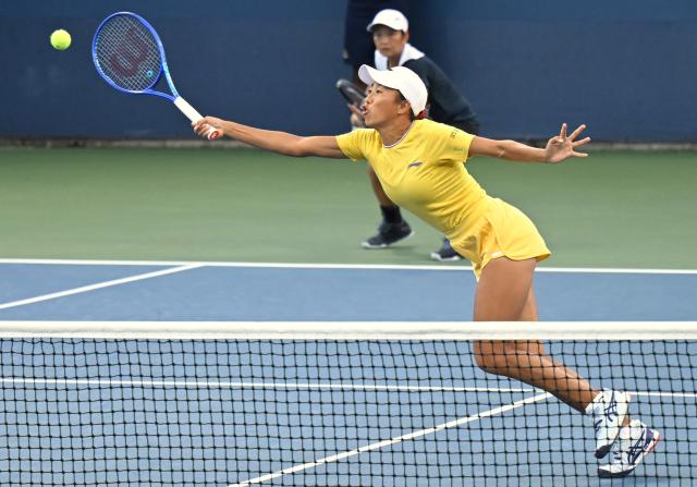 (260908) -- NEW YORK, Sept. 8, 2026 (Xinhua) -- Zhang Shuai (front)/Jiang Xinyu compete during the women's doubles third round match between China's Zhang Shuai/Jiang Xinyu and Kato Miyu (Japan)/Wu Fang-Hsien (Chinese Taipei) at the 2026 US Open tennis championships in New York, the United States, Sept. 7, 2026. (Xinhua/Li Rui)