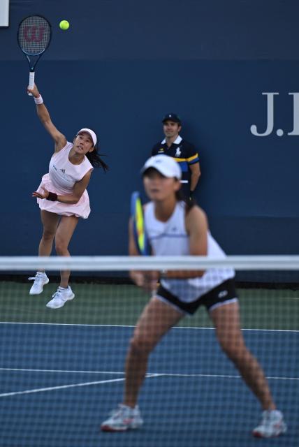 (260908) -- NEW YORK, Sept. 8, 2026 (Xinhua) -- Kato Miyu(L)/Wu Fang-Hsien compete during the women's doubles third round match between China's Zhang Shuai/Jiang Xinyu and Kato Miyu (Japan)/Wu Fang-Hsien (Chinese Taipei) at the 2026 US Open tennis championships in New York, the United States, Sept. 7, 2026. (Xinhua/Li Rui)