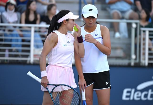 (260908) -- NEW YORK, Sept. 8, 2026 (Xinhua) -- Kato Miyu(L)/Wu Fang-Hsien talk during the women's doubles third round match between China's Zhang Shuai/Jiang Xinyu and Kato Miyu (Japan)/Wu Fang-Hsien (Chinese Taipei) at the 2026 US Open tennis championships in New York, the United States, Sept. 7, 2026. (Xinhua/Li Rui)