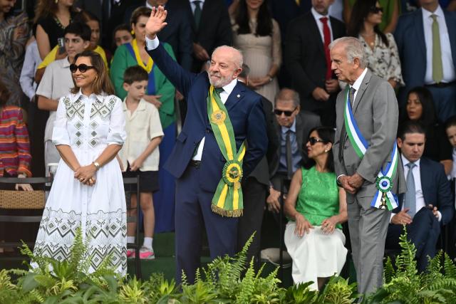 (260908) -- BRASILIA, Sept. 8, 2026 (Xinhua) -- Brazilian President Luiz Inacio Lula da Silva(C, front) waves to the crowd alongside his wife Rosangela Lula da Silva (L, front) and Brazilian Defense Minister Jose Mucio (R, front)  during an Independence Day celebration in Brasilia, Brazil, on Sept. 7, 2026. (Xinhua/Lucio Tavora)
