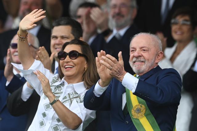 (260908) -- BRASILIA, Sept. 8, 2026 (Xinhua) -- Brazilian President Luiz Inacio Lula da Silva (R, front) and and his wife Rosangela Lula da Silva wave to the crowd during an Independence Day celebration in Brasilia, Brazil, on Sept. 7, 2026. (Xinhua/Lucio Tavora)