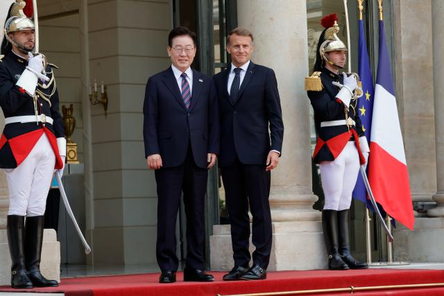(260908) -- PARIS, Sept. 8, 2026 (Xinhua) -- French President Emmanuel Macron (2nd R) welcomes South Korean President Lee Jae Myung at Elysee Palace in Paris, France, Sept. 8, 2026. (Photo by Henri Szwarc/Xinhua)