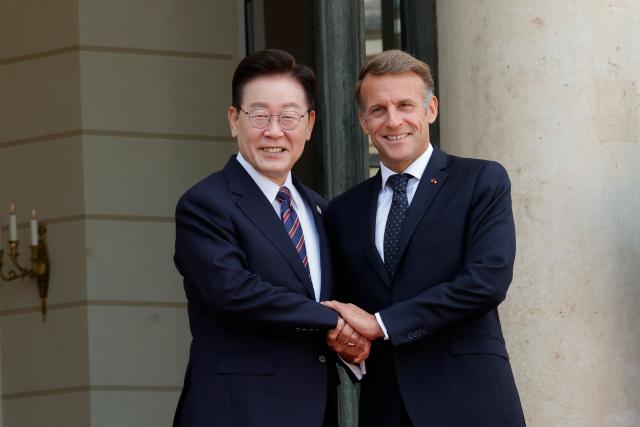 (260908) -- PARIS, Sept. 8, 2026 (Xinhua) -- French President Emmanuel Macron (R) shakes hands with South Korean President Lee Jae Myung at Elysee Palace in Paris, France, Sept. 8, 2026. (Photo by Henri Szwarc/Xinhua)