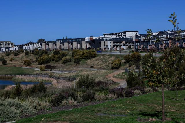 (260908) -- CANBERRA, Sept. 8, 2026 (Xinhua) -- This photo shows some newly built properties in Canberra, Australia, on Sept. 8, 2026. The total value of Australia's residential dwellings fell 0.3 percent in the June quarter of 2026, marking the first quarterly decline since September 2022, official data showed on Tuesday.
  TO GO WITH "Australia's dwelling value falls for first time since 2022" (Photo by Chu Chen/Xinhua)