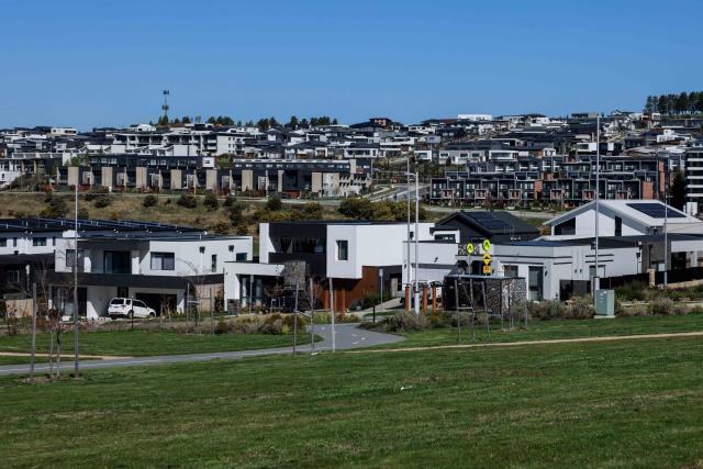 (260908) -- CANBERRA, Sept. 8, 2026 (Xinhua) -- This photo shows some newly built apartments and houses in Canberra, Australia, on Sept. 8, 2026. The total value of Australia's residential dwellings fell 0.3 percent in the June quarter of 2026, marking the first quarterly decline since September 2022, official data showed on Tuesday.
  TO GO WITH "Australia's dwelling value falls for first time since 2022" (Photo by Chu Chen/Xinhua)