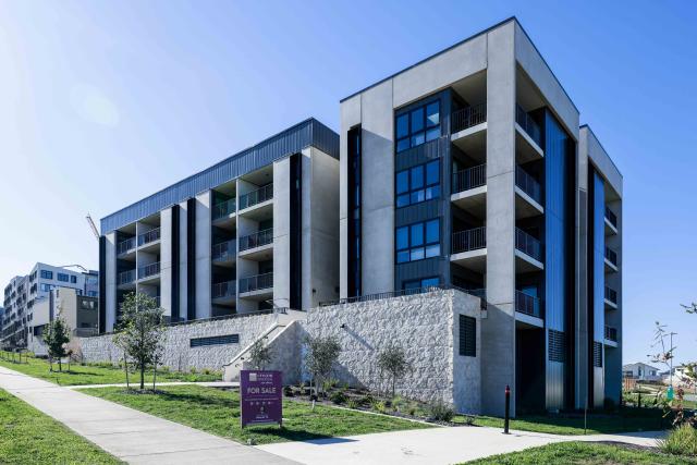 (260908) -- CANBERRA, Sept. 8, 2026 (Xinhua) -- This photo shows apartments for sale in Canberra, Australia, on Sept. 8, 2026. The total value of Australia's residential dwellings fell 0.3 percent in the June quarter of 2026, marking the first quarterly decline since September 2022, official data showed on Tuesday.
  TO GO WITH "Australia's dwelling value falls for first time since 2022" (Photo by Chu Chen/Xinhua)