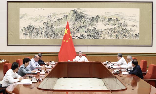 (260908) -- BEIJING, Sept. 8, 2026 (Xinhua) -- Chinese Premier Li Qiang presides over a State Council study session on advancing high-quality urban renewal on Sept. 8, 2026. (Xinhua/Huang Jingwen)