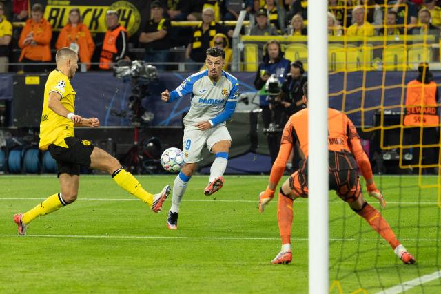 (260909) -- DORTMUND, Sept. 9, 2026 (Xinhua) -- Waldemar Anton (L) of Borussia Dortmund vies with Georges Mikautadze (C) of Villarreal during the UEFA Champions League football match between Borussia Dortmund and Villarreal in Dortmund, Germany, Sept. 8, 2026. (Photo by Joachim Bywaletz/Xinhua)