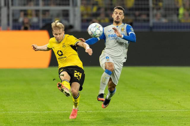 (260909) -- DORTMUND, Sept. 9, 2026 (Xinhua) -- Daniel Svensson (L) of Borussia Dortmund vies with Georges Mikautadze of Villarreal during the UEFA Champions League football match between Borussia Dortmund and Villarreal in Dortmund, Germany, Sept. 8, 2026. (Photo by Joachim Bywaletz/Xinhua)