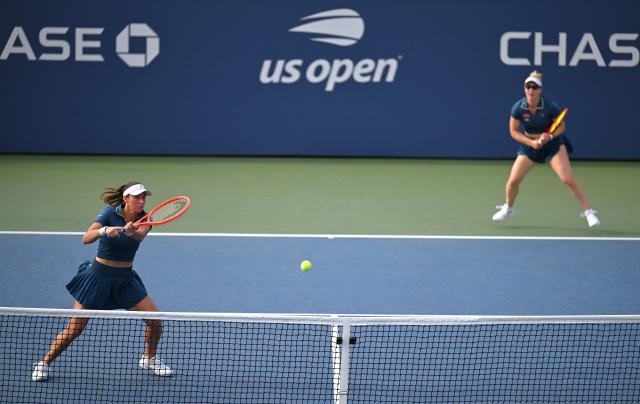 (260909) -- NEW YORK, Sept. 9, 2026 (Xinhua) -- Luisa Stefani (L)/Gabriela Dabrowski compete during the women's doubles quarterfinal between China's Zhang Shuai/Jiang Xinyu and Luisa Stefani (Brazil)/Gabriela Dabrowski (Canada) at the 2026 US Open tennis championships in New York, the United States, Sept. 8, 2026. (Xinhua/Li Rui)
