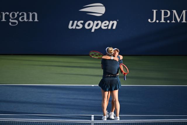 (260909) -- NEW YORK, Sept. 9, 2026 (Xinhua) -- Luisa Stefani (R)/Gabriela Dabrowski celebrate after winning the women's doubles quarterfinal between China's Zhang Shuai/Jiang Xinyu and Luisa Stefani (Brazil)/Gabriela Dabrowski (Canada) at the 2026 US Open tennis championships in New York, the United States, Sept. 8, 2026. (Xinhua/Li Rui)