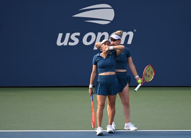(260909) -- NEW YORK, Sept. 9, 2026 (Xinhua) -- Luisa Stefani (L)/Gabriela Dabrowski communicate during the women's doubles quarterfinal between China's Zhang Shuai/Jiang Xinyu and Luisa Stefani (Brazil)/Gabriela Dabrowski (Canada) at the 2026 US Open tennis championships in New York, the United States, Sept. 8, 2026. (Xinhua/Li Rui)