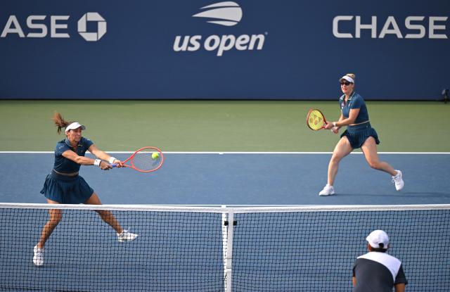 (260909) -- NEW YORK, Sept. 9, 2026 (Xinhua) -- Luisa Stefani (L)/Gabriela Dabrowski compete during the women's doubles quarterfinal between China's Zhang Shuai/Jiang Xinyu and Luisa Stefani (Brazil)/Gabriela Dabrowski (Canada) at the 2026 US Open tennis championships in New York, the United States, Sept. 8, 2026. (Xinhua/Li Rui)
