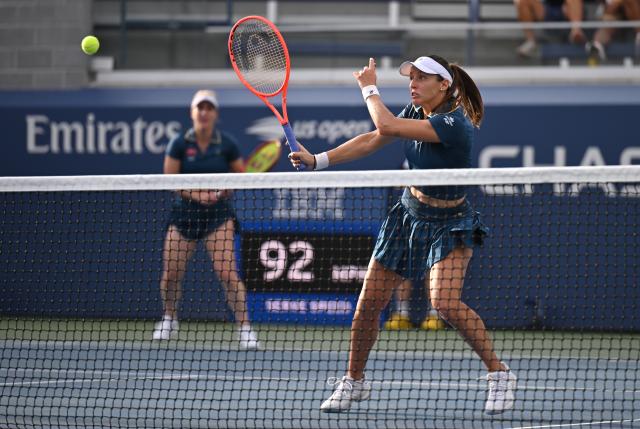 (260909) -- NEW YORK, Sept. 9, 2026 (Xinhua) -- Luisa Stefani (R)/Gabriela Dabrowski compete during the women's doubles quarterfinal between China's Zhang Shuai/Jiang Xinyu and Luisa Stefani (Brazil)/Gabriela Dabrowski (Canada) at the 2026 US Open tennis championships in New York, the United States, Sept. 8, 2026. (Xinhua/Li Rui)