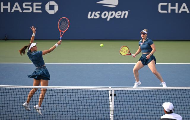 (260909) -- NEW YORK, Sept. 9, 2026 (Xinhua) -- Luisa Stefani (L)/Gabriela Dabrowski compete during the women's doubles quarterfinal between China's Zhang Shuai/Jiang Xinyu and Luisa Stefani (Brazil)/Gabriela Dabrowski (Canada) at the 2026 US Open tennis championships in New York, the United States, Sept. 8, 2026. (Xinhua/Li Rui)