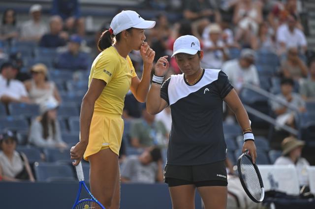 (260909) -- NEW YORK, Sept. 9, 2026 (Xinhua) -- Zhang Shuai (L)/Jiang Xinyu communicate during the women's doubles quarterfinal between China's Zhang Shuai/Jiang Xinyu and Luisa Stefani (Brazil)/Gabriela Dabrowski (Canada) at the 2026 US Open tennis championships in New York, the United States, Sept. 8, 2026. (Xinhua/Li Rui)