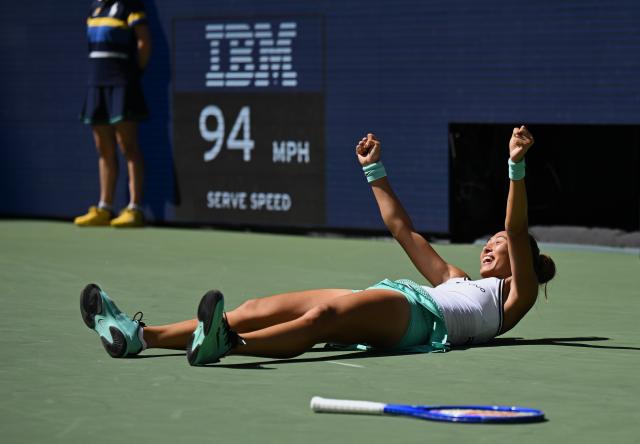 (260909) -- BEIJING, Sept. 9, 2026 (Xinhua) -- Zheng Qinwen celebrates after winning the women's singles fourth round match betweetn Zheng Qinwen of China and Iga Swiatek of Poland at the 2026 US Open tennis championships in New York, the United States, Sept. 7, 2026. (Xinhua/Li Rui)