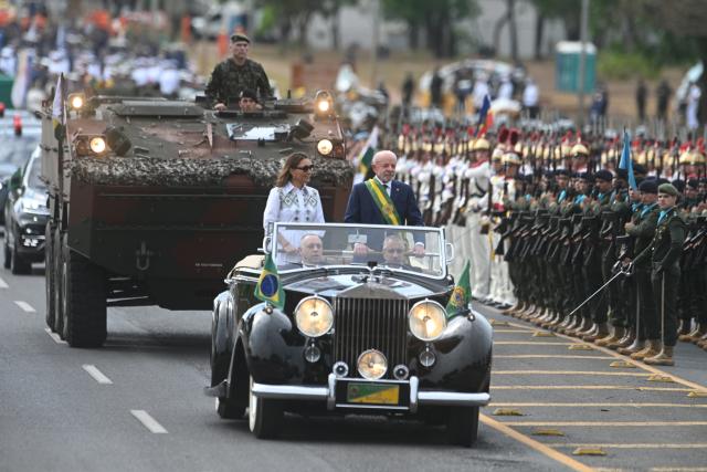 (260909) -- BEIJING, Sept. 9, 2026 (Xinhua) -- Brazilian President Luiz Inacio Lula da Silva and his wife Rosangela Lula da Silva ride in the presidential car during an Independence Day celebration in Brasilia, Brazil, on Sept. 7, 2026. (Xinhua/Lucio Tavora)