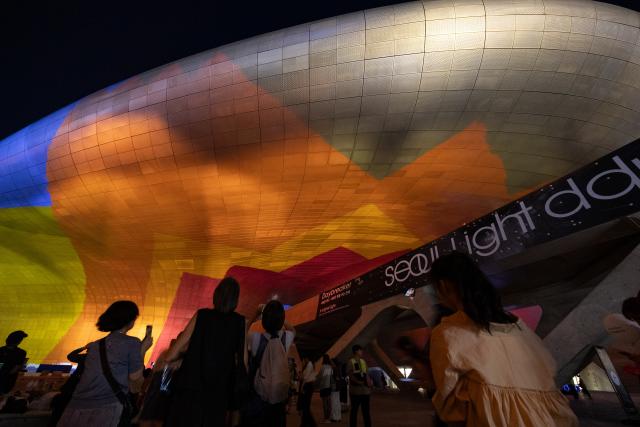 (260909) -- BEIJING, Sept. 9, 2026 (Xinhua) -- People watch a media art show during Seoul Light DDP 2026 Fall at Dongdaemun Design Plaza (DDP) in Seoul, South Korea, Sept. 8, 2026. The event runs from Sept. 3 to 13 under the theme "K-Original Light". (Photo by Jun Hyosang/Xinhua)