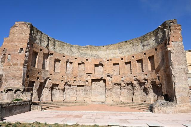 (260909) -- ROME, Sept. 9, 2026 (Xinhua) -- This photo taken on Sept. 8, 2026 shows the restored southwestern exedra of the Baths of Trajan, a second-century AD hall believed to have served as a library, at the ancient Roman complex in Rome, Italy. (Photo by Alberto Lingria/Xinhua)