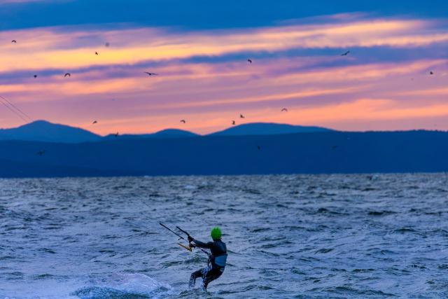 (260909) -- VLADIVOSTOK, Sept. 9, 2026 (Xinhua) -- A water sports enthusiast participates in kitesurfing in the Russian Far East city of Vladivostok, Sept. 8, 2026. A water sports festival was held here on Tuesday, attracting dozens of enthusiasts. (Photo by Andrey Matveenko/Xinhua)