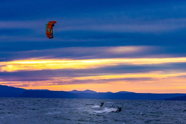 (260909) -- VLADIVOSTOK, Sept. 9, 2026 (Xinhua) -- Water sports enthusiasts participate in kitesurfing in the Russian Far East city of Vladivostok, Sept. 8, 2026. A water sports festival was held here on Tuesday, attracting dozens of enthusiasts. (Photo by Andrey Matveenko/Xinhua)
