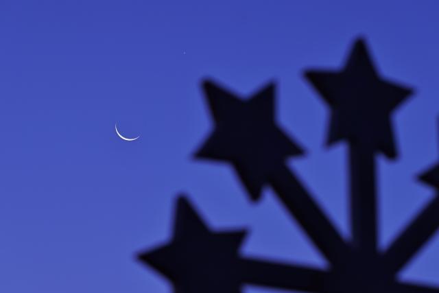 (260909) -- HARBIN, Sept. 9, 2026 (Xinhua) -- This photo taken on Sept. 9, 2026 shows the planet of Jupiter next to the moon in the sky over Tongjiang City, northeast China's Heilongjiang Province. (Photo by Liu Wanping/Xinhua)