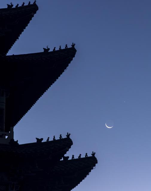 (260909) -- HARBIN, Sept. 9, 2026 (Xinhua) -- This photo taken on Sept. 9, 2026 shows the planet of Jupiter next to the moon in the sky over Shuangyashan City, northeast China's Heilongjiang Province. (Photo by Han Yang/Xinhua)