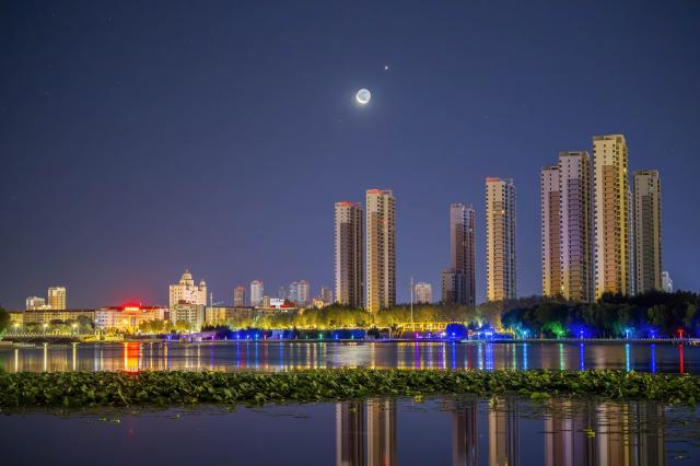 (260909) -- HARBIN, Sept. 9, 2026 (Xinhua) -- This photo taken on Sept. 9, 2026 shows the planet of Jupiter next to the moon in the sky over Qiqihar City, northeast China's Heilongjiang Province. (Photo by Jiang Xiaofeng/Xinhua)