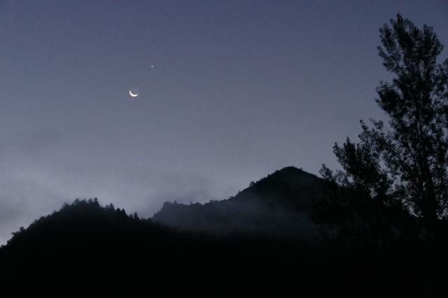 (260909) -- HARBIN, Sept. 9, 2026 (Xinhua) -- This photo taken on Sept. 9, 2026 shows the planet of Jupiter next to the moon in the sky over Hailin City, northeast China's Heilongjiang Province. (Photo by Zeng Dong/Xinhua)
