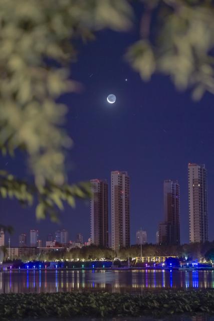 (260909) -- HARBIN, Sept. 9, 2026 (Xinhua) -- This photo taken on Sept. 9, 2026 shows the planet of Jupiter next to the moon in the sky over Qiqihar City, northeast China's Heilongjiang Province. (Photo by Wang Yonggang/Xinhua)