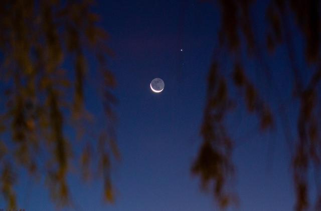 (260909) -- HARBIN, Sept. 9, 2026 (Xinhua) -- This photo taken on Sept. 9, 2026 shows the planet of Jupiter next to the moon in the sky over Jiamusi City, northeast China's Heilongjiang Province. (Photo by Chen Zhiguo/Xinhua)