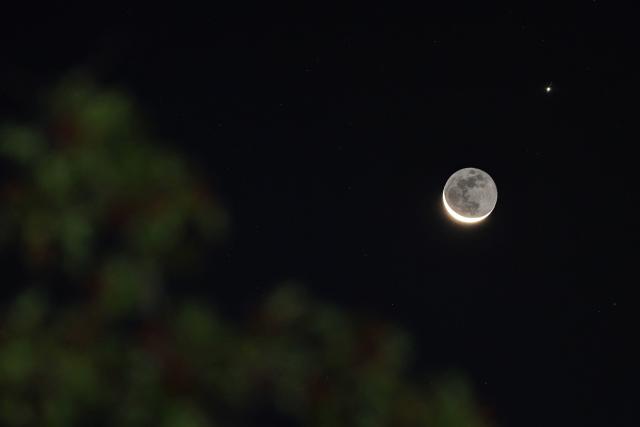 (260909) -- HARBIN, Sept. 9, 2026 (Xinhua) -- This photo taken on Sept. 9, 2026 shows the planet of Jupiter next to the moon in the sky over Tongjiang City, northeast China's Heilongjiang Province. (Photo by Liu Wanping/Xinhua)