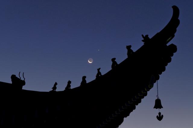 (260909) -- HARBIN, Sept. 9, 2026 (Xinhua) -- A drone photo taken on Sept. 9, 2026 shows the planet of Jupiter next to the moon in the sky over Tongjiang City, northeast China's Heilongjiang Province. (Photo by Li Wenbin/Xinhua)