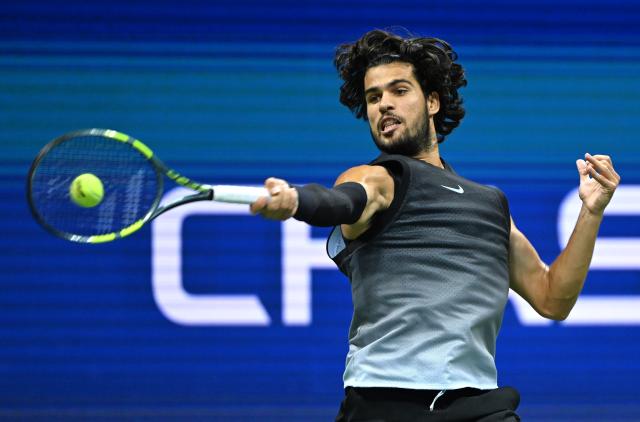 (260909) -- NEW YORK, Sept. 9, 2026 (Xinhua) -- Carlos Alcaraz hits a return during the men's quarterfinal match between Ben Shelton of the United States and Carlos Alcaraz of Spain at the 2026 US Open tennis championships in New York, the United States, Sept. 8, 2026. (Xinhua/Li Rui)