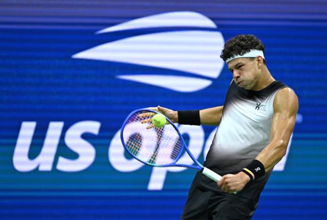 (260909) -- NEW YORK, Sept. 9, 2026 (Xinhua) -- Ben Shelton hits a return during the men's quarterfinal match between Ben Shelton of the United States and Carlos Alcaraz of Spain at the 2026 US Open tennis championships in New York, the United States, Sept. 8, 2026. (Xinhua/Li Rui)