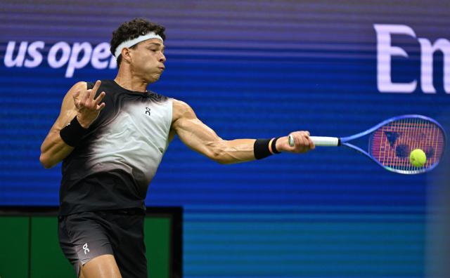 (260909) -- NEW YORK, Sept. 9, 2026 (Xinhua) -- Ben Shelton hits a return during the men's quarterfinal match between Ben Shelton of the United States and Carlos Alcaraz of Spain at the 2026 US Open tennis championships in New York, the United States, Sept. 8, 2026. (Xinhua/Li Rui)