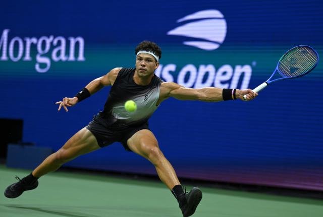 (260909) -- NEW YORK, Sept. 9, 2026 (Xinhua) -- Ben Shelton hits a return during the men's quarterfinal match between Ben Shelton of the United States and Carlos Alcaraz of Spain at the 2026 US Open tennis championships in New York, the United States, Sept. 8, 2026. (Xinhua/Li Rui)