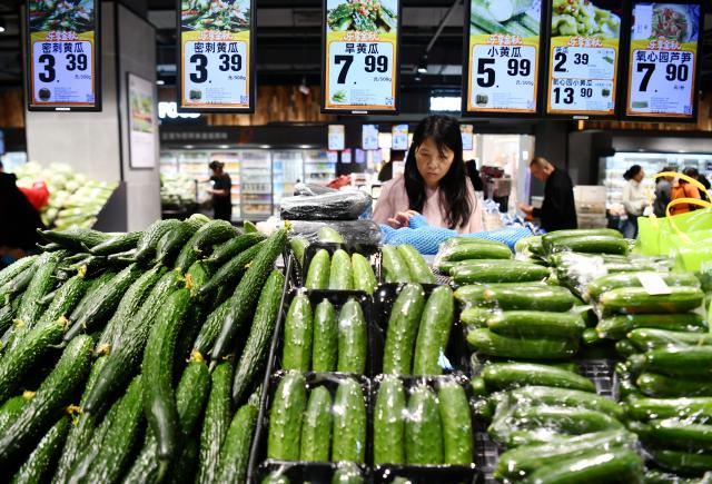 (260909) -- BEIJING, Sept. 9, 2026 (Xinhua) -- A customer selects vegetables at a supermarket in Qibin District of Hebi, central China's Henan Province, Sept. 9, 2026. Data released by the National Bureau of Statistics (NBS) on Wednesday showed the consumer price index (CPI) rose 0.4 percent month on month in August, reversing three consecutive months of decline, while the year-on-year gain accelerated from 0.5 percent to 0.8 percent. Core CPI, which strips out food and energy prices, edged up to 1 percent year on year from 0.9 percent the previous month. (Photo by Zhao Yongqiang/Xinhua)
