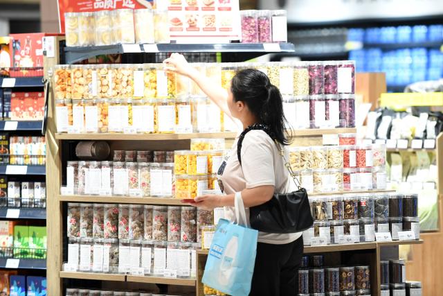 (260909) -- BEIJING, Sept. 9, 2026 (Xinhua) -- A customer selects goods at a supermarket in Renhuai, southwest China's Guizhou Province, Sept. 9, 2026. Data released by the National Bureau of Statistics (NBS) on Wednesday showed the consumer price index (CPI) rose 0.4 percent month on month in August, reversing three consecutive months of decline, while the year-on-year gain accelerated from 0.5 percent to 0.8 percent. Core CPI, which strips out food and energy prices, edged up to 1 percent year on year from 0.9 percent the previous month. (Photo by Chen Yong/Xinhua)