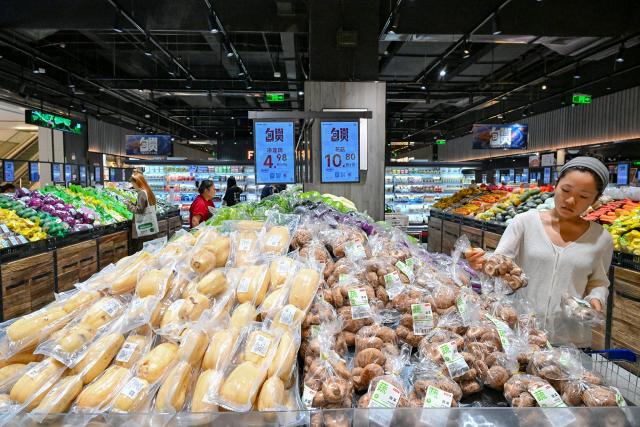 (260909) -- BEIJING, Sept. 9, 2026 (Xinhua) -- Customers buy goods at a supermarket in Liangyuan District of Shangqiu, central China's Henan Province, Sept. 9, 2026. Data released by the National Bureau of Statistics (NBS) on Wednesday showed the consumer price index (CPI) rose 0.4 percent month on month in August, reversing three consecutive months of decline, while the year-on-year gain accelerated from 0.5 percent to 0.8 percent. Core CPI, which strips out food and energy prices, edged up to 1 percent year on year from 0.9 percent the previous month. (Photo by Li Heng/Xinhua)