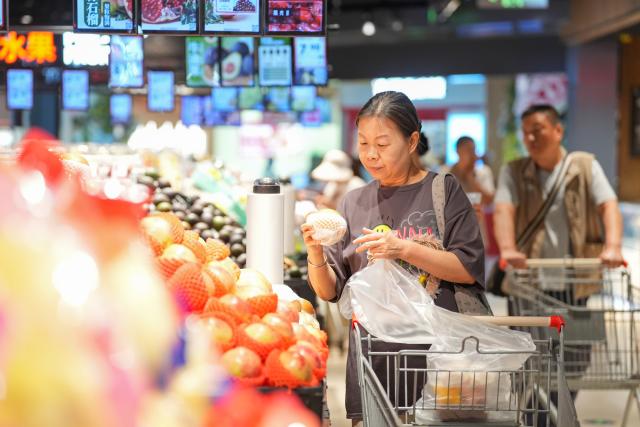 (260909) -- BEIJING, Sept. 9, 2026 (Xinhua) -- A customer selects fruits at a supermarket in Binhai New Area of Tianjin, north China, Sept. 9, 2026. Data released by the National Bureau of Statistics (NBS) on Wednesday showed the consumer price index (CPI) rose 0.4 percent month on month in August, reversing three consecutive months of decline, while the year-on-year gain accelerated from 0.5 percent to 0.8 percent. Core CPI, which strips out food and energy prices, edged up to 1 percent year on year from 0.9 percent the previous month. (Photo by Du Penghui/Xinhua)