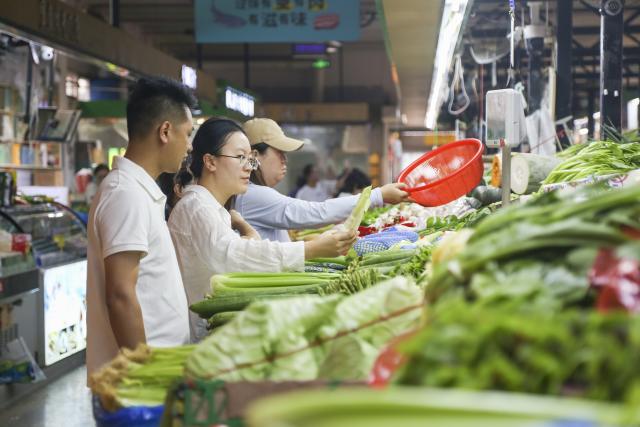 (260909) -- BEIJING, Sept. 9, 2026 (Xinhua) -- Customers select vegetables at a market in Nanjing, east China's Jiangsu Province, Sept. 9, 2026. Data released by the National Bureau of Statistics (NBS) on Wednesday showed the consumer price index (CPI) rose 0.4 percent month on month in August, reversing three consecutive months of decline, while the year-on-year gain accelerated from 0.5 percent to 0.8 percent. Core CPI, which strips out food and energy prices, edged up to 1 percent year on year from 0.9 percent the previous month. (Photo by Shi Jun/Xinhua)