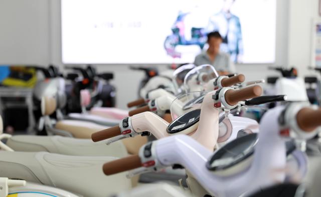 (260909) -- BEIJING, Sept. 9, 2026 (Xinhua) -- A customer selects an electric motorcycle in Duyun, southwest China's Guizhou Province, Sept. 9, 2026. Data released by the National Bureau of Statistics (NBS) on Wednesday showed the consumer price index (CPI) rose 0.4 percent month on month in August, reversing three consecutive months of decline, while the year-on-year gain accelerated from 0.5 percent to 0.8 percent. Core CPI, which strips out food and energy prices, edged up to 1 percent year on year from 0.9 percent the previous month. (Photo by Xiao Wei/Xinhua)