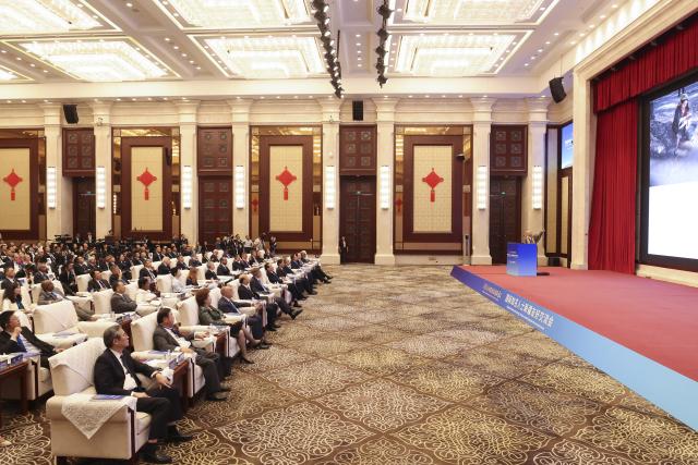 (260909) -- URUMQI, Sept. 9, 2026 (Xinhua) -- This photo taken on Sept. 8, 2026 shows a view at the Xinjiang Friendship and Exchange Conference with Distinguished International Guests held in Urumqi, northwest China's Xinjiang Uygur Autonomous Region. TO GO WITH "China Focus: Xinjiang governance experience, global relevance in focus at Urumqi conference" (Xinhua/Wang Fei)