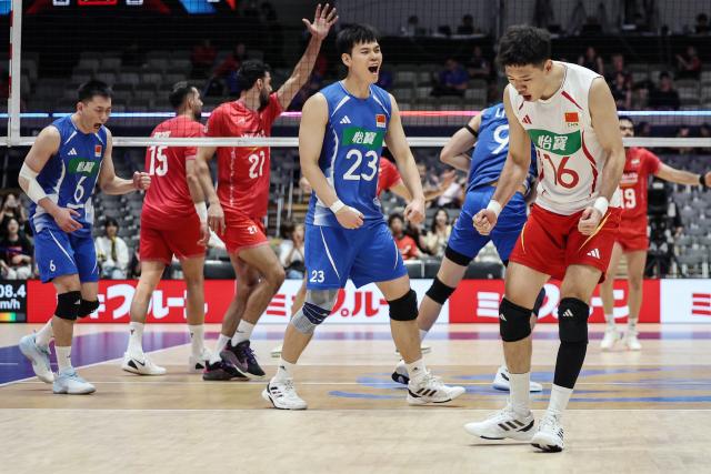 (260909) -- KITAKYUSHU, Sept. 9, 2026 (Xinhua) -- Qu Zongshuai (front, R) of China celebrates scoring during the pool B match between Iran and China at AVC Men's Volleyball Continental Championship in Kitakyushu, Japan, Sept. 9, 2026. (Xinhua/Jia Haocheng)