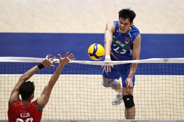 (260909) -- KITAKYUSHU, Sept. 9, 2026 (Xinhua) -- Wang Bin (R) of China spikes the ball during the pool B match between Iran and China at AVC Men's Volleyball Continental Championship in Kitakyushu, Japan, Sept. 9, 2026. (Xinhua/Jia Haocheng)