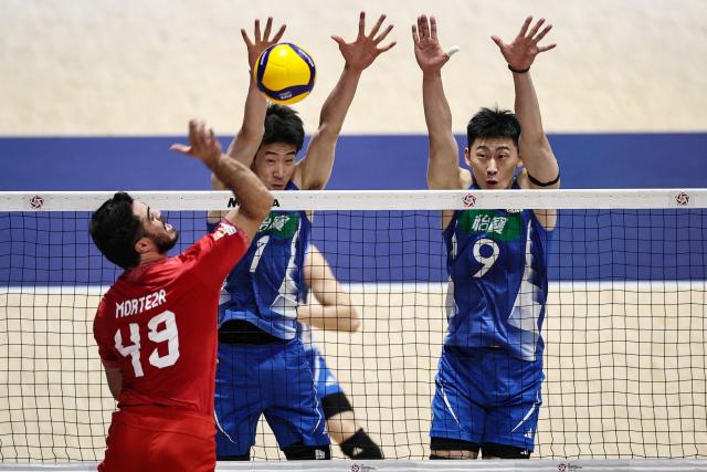 (260909) -- KITAKYUSHU, Sept. 9, 2026 (Xinhua) -- Wen Zihua (C) and Li Yongzhen (R) of China block the ball during the pool B match between Iran and China at AVC Men's Volleyball Continental Championship in Kitakyushu, Japan, Sept. 9, 2026. (Xinhua/Jia Haocheng)